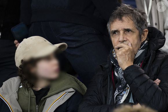 Julien Clerc et son fils Léonard - People dans les tribunes lors du match de ligue des champions entre le PSG et l'AC Milan au Parc des Princes à Paris le 25 octobre 2023. © Cyril Moreau/Bestimage