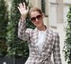 Figure phare de l'industrie musicale depuis plusieurs décennies, Céline Dion a toutefois dû lever le pied ces dernières années...
Céline Dion quitte l'hôtel Royal Monceau en compagnie de son danseur Pepe Munoz pour se rendre à Nice ou elle sera en concert le 20 juillet 2017.