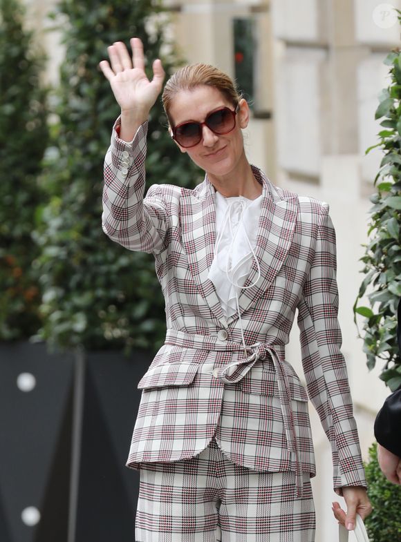 Figure phare de l'industrie musicale depuis plusieurs décennies, Céline Dion a toutefois dû lever le pied ces dernières années...

Céline Dion quitte l'hôtel Royal Monceau en compagnie de son danseur Pepe Munoz pour se rendre à Nice ou elle sera en concert le 20 juillet 2017.