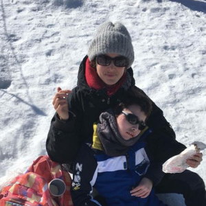 Sur Public Sénat, Églantine Éméyé raconte : "Apparemment pour un homme voir son fils handicapé c'est plus difficile à gérer, assumer, accepter et donc il fuit"

Eglantine Emeyé et son fils Samy au ski. Février 2018.