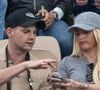 Il s'agissait en réalité de son petit frère, et il s'appelle Lucas.

Kelly Vedovelli et son petit frère Lucas en tribunes lors des Internationaux de France de Tennis de Roland Garros 2025, à Paris, France, le 6 juin 2025. © Jacovides-Moreau/Bestimage