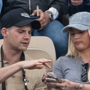 Il s'agissait en réalité de son petit frère, et il s'appelle Lucas.

Kelly Vedovelli et son petit frère Lucas en tribunes lors des Internationaux de France de Tennis de Roland Garros 2025, à Paris, France, le 6 juin 2025. © Jacovides-Moreau/Bestimage