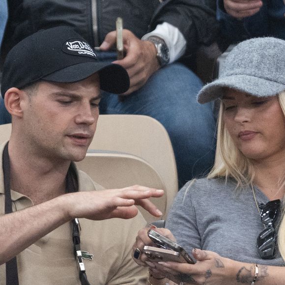 Il s'agissait en réalité de son petit frère, et il s'appelle Lucas.

Kelly Vedovelli et son petit frère Lucas en tribunes lors des Internationaux de France de Tennis de Roland Garros 2025, à Paris, France, le 6 juin 2025. © Jacovides-Moreau/Bestimage