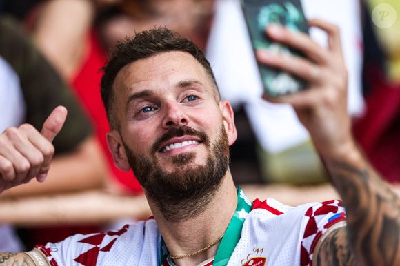 Une discipline d'athlète qui lui permet de tout donner sur scène

Matt POKORA des Barbagiuans de Monaco lors du match de la Racing Stars Football Cup entre les Barbagiuans de Monaco et Nazionale Piloti au Stade Louis II le 21 mai 2025 à Monaco, Monaco. Photo by Johnny Fidelin/Icon Sport/ABACAPRESS.COM