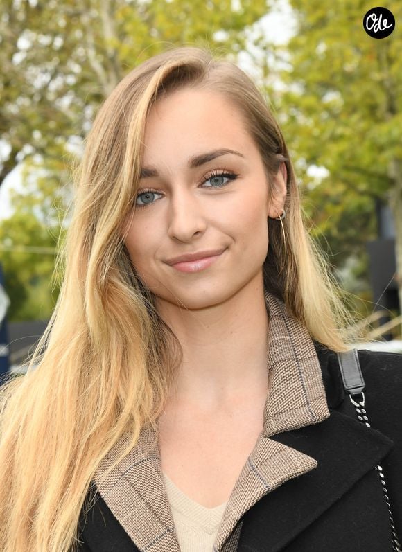 Après la naissance, elle a repris les tournages avec son bébé à ses côtés. Emma Smet souhaite continuer à protéger son enfant et ses proches de la médiatisation.

Emma Smet au Qatar Prix de l'Arc de Triomphe sur l'hippodrome de Longchamp à Paris le 6 octobre 2019.

© Coadic Guirac.Bestimage