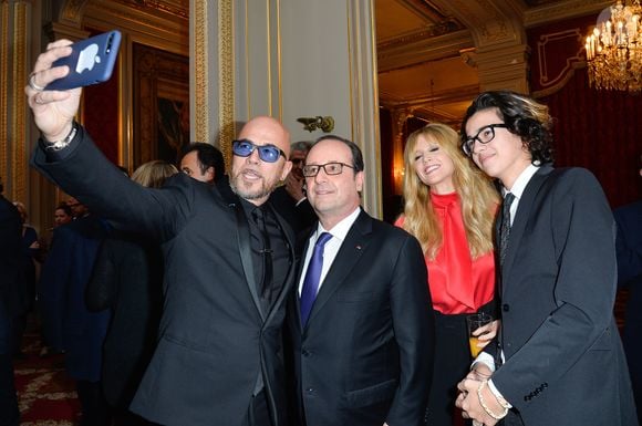 Pascal Obispo avec sa femme Julie Hantson et son fils Sean lors de l'élévation de Line Renaud au rang de grand-croix de l'ordre national du Mérite, au Palais de l'Elysée à Paris, le 23 mars 2017. © Guirec Coadic/Bestimage