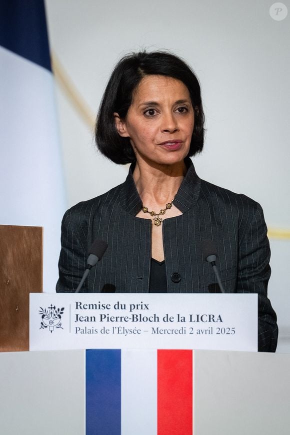 Sophia Aram, lauréate, lors de la remise du prix Jean Pierre-Bloch de  la LICRA, à l Elysée, le 2 avril 2025.  © Eric Tschaen / pool / Bestimage