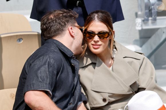 Antoine Dupont et sa compagne Iris Mittenaere en tribunes lors de la finale messieurs des Internationaux de France de Tennis de Roland Garros 2025 (jour 15), à Paris, France, le 8 juin 2025. © Cyril Moreau/Bestimage