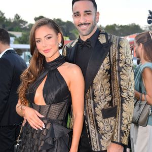 Adil Rami est prêt à se marier

Adil Rami et sa compagne Léna Guillou - 9ème gala étoilé Patrick Mouratoglou (coach légendaire de S. Williams) au profit de la Fondation Champ'seed à la Mouratoglou Academy afin de soutenir les jeunes espoirs du tennis mondial à Biot le 18 juin 2023. © Agence / Bestimage