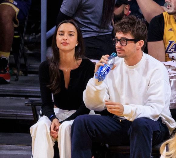 12 novembre 2023, Los Angeles, Californie, États-Unis : Le pilote de F1 pour Ferrari Charles Leclerc et sa petite amie Alexandra Saint Mleux assistent au match entre les Los Angeles Lakers et les Portland Trail Blazers à la Crypto.com Arena (Image de crédit : © PI via ZUMA Press Wire)