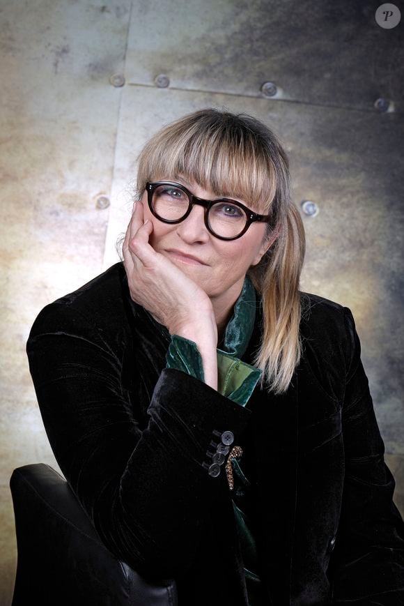 Depuis qu'elle est en Corse, elle a aussi lancé son propre business en mettant en vente sur des marchés des sanctuaires chrétiens de poche qu'elle confectionne elle-même. 

Exclusif - Rendez-vous avec Christine Bravo à Paris en marge de l'émission "Chez Jordan" le 16 janvier 2023.
© Cédric Perrin / Bestimage