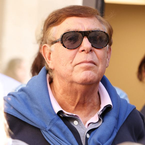 Jean-Pierre Foucault participe au FESTIFF (Festival du CINEMA FeelGood) à L'Isle sur la Sorgue, France, le 12 octobre 2025. Photo par Jerome Domine/ABACAPRESS.COM