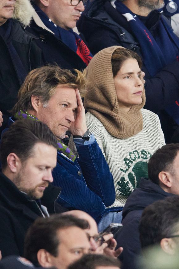 Le couple a élu domicile dans un appartement parisien dont ils ont dévoilé plusieurs photographies sur Instagram. 

Laurent Delahousse et sa compagne Alice Taglioni - Célébrités assistent au 1/8e de finale aller de la Ligue des champions 2024-25 entre le PSG contre Liverpool (0-1) au Parc des Princes à Paris le 5 mars 2025. © Cyril Moreau/Bestimage