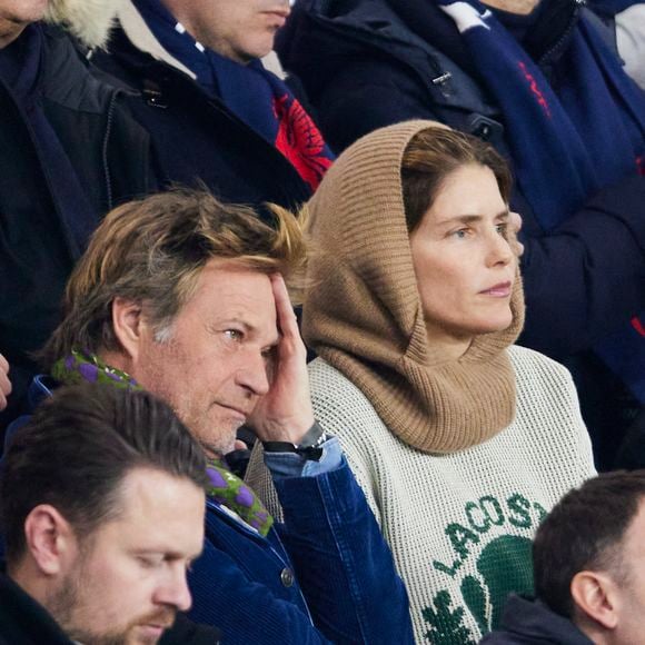 Le couple a élu domicile dans un appartement parisien dont ils ont dévoilé plusieurs photographies sur Instagram. 

Laurent Delahousse et sa compagne Alice Taglioni - Célébrités assistent au 1/8e de finale aller de la Ligue des champions 2024-25 entre le PSG contre Liverpool (0-1) au Parc des Princes à Paris le 5 mars 2025. © Cyril Moreau/Bestimage
