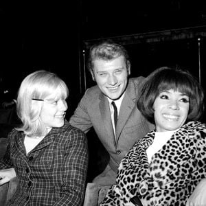 Svlvie Vartan, la reine de la pop française, et son mari, le chanteur Johnny Hallyday, discutent avec la Britannique Shirley Bassey (à droite) au London Palladium, Royaume-Uni, le 7 novembre 1965, où ils participent aux répétitions du Royal Variety Performance. Sylvie, Little Miss Ye-Ye pour ses fans, a épousé Johnny il y a sept mois. Photo by PA Photos/ABACAPRESS.COM