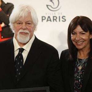 Mais elle assumera ses choix jusqu'au bout : "Il y aura toujours des gens très conservateurs qui considèrent que tout ce qui pourrait porter atteinte à leur bulle d’intimité est éliminatoire”  dit-elle dans Elle
Anne Hidalgo, Paul Watson - Cérémonie d'attribution de la citoyenneté honoraire de la ville de Paris, à Paris le lundi 3 février 2025. La maire de Paris, Anne Hidalgo n'a pas tardé à soutenir le militant écologiste, suivi par les élus de la mairie, qui ont voté à l'unanimité pour décorer le militant écologiste et fondateur de Sea Shepher, plus de sept semaines après la libération du fondateur de Sea Shepherd, arrêté le 21 juillet 2024 par les autorités danoises. © Christophe Clovis/Bestimage