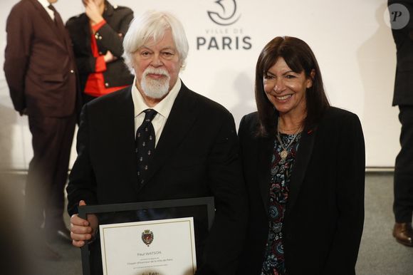Mais elle assumera ses choix jusqu'au bout : "Il y aura toujours des gens très conservateurs qui considèrent que tout ce qui pourrait porter atteinte à leur bulle d’intimité est éliminatoire”  dit-elle dans Elle
Anne Hidalgo, Paul Watson - Cérémonie d'attribution de la citoyenneté honoraire de la ville de Paris, à Paris le lundi 3 février 2025. La maire de Paris, Anne Hidalgo n'a pas tardé à soutenir le militant écologiste, suivi par les élus de la mairie, qui ont voté à l'unanimité pour décorer le militant écologiste et fondateur de Sea Shepher, plus de sept semaines après la libération du fondateur de Sea Shepherd, arrêté le 21 juillet 2024 par les autorités danoises. © Christophe Clovis/Bestimage