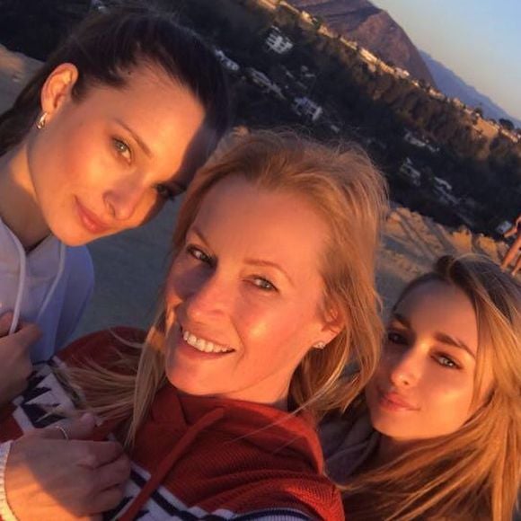 Estelle Lefébure avec ses filles Ilona et Emma Smet sur Instagram