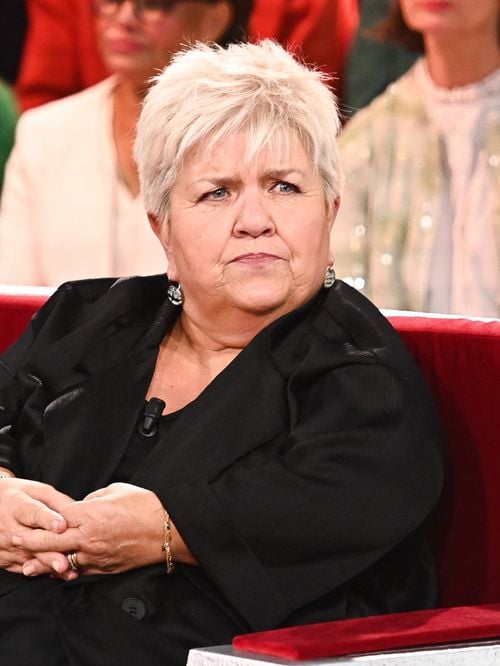 "Ce n’est pas facile d’accepter de devenir plus dépendante" : A 68 ans, Mimie Mathy voit son quotidien changer, elle se déplace moins bien
