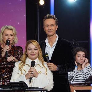 Santa (marraine 2025), Sophie Davant, Cyril Féraud lors de la soirée de lancement de la 39ème édition du Téléthon sur France 3 aux Studios du Lendit à Saint-Denis, France, le 5 décembre 2025. © Anne-Sophie Guebey/Bestimage