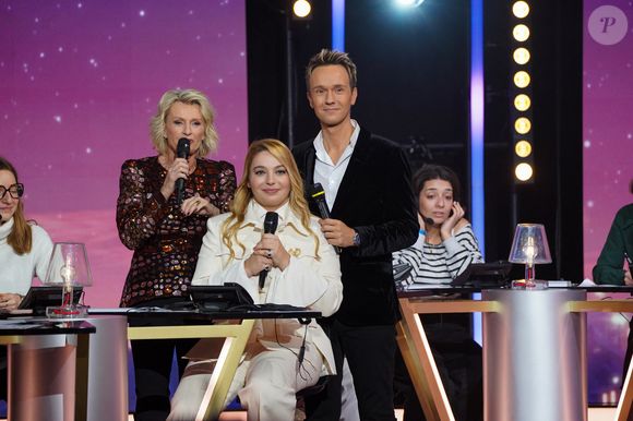 Santa (marraine 2025), Sophie Davant, Cyril Féraud lors de la soirée de lancement de la 39ème édition du Téléthon sur France 3 aux Studios du Lendit à Saint-Denis, France, le 5 décembre 2025. © Anne-Sophie Guebey/Bestimage