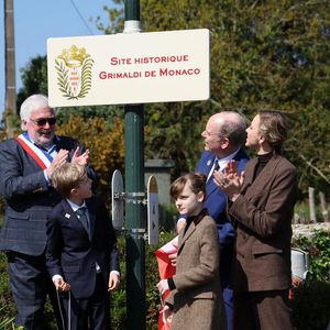 Hervé Van Praag, maire de Plévenon, Le prince Albert II de Monaco, La princesse Charlène de Monaco, Le prince Jacques de Monaco, marquis des Baux, La princesse Gabriella de Monaco, comtesse de Carladès lors d'une visite à Plévenon, Côtes-d'Armor le 9 avril 2025.

© Dominique Jacovides / Bestimage