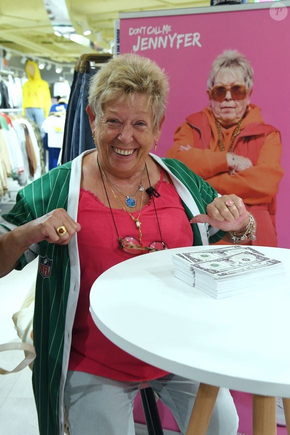 Danielle, elle aussi Traître, a été éliminée après elle. Les Traîtres ont ainsi perdu

Exclusif - Studio Danielle, à la rencontre de ses fans, présente la nouvelle collection de la marque "Don't Call Me Jennyfer" au Forum des Halles à Paris, le 7 septembre 2022. Avec plus d'un million de followers sur son compte Instagram, Studio Danielle est devenue la grand-mère préférée des Français. 
© Giancarlo Gorassini / Bestimage