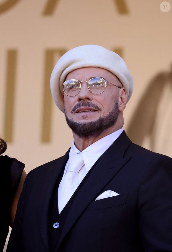 "Cela fait plus de 50 ans que je tourne des films, mais quand je regarde en arrière, je n'arrive pas à faire la différence entre tous ces événements. Alors je me suis dit : 'Cette fois, je suis réalisateur'."

John Travolta - Montée des marches du film " Karma " lors du 79ème Festival International du Film de Cannes, le 15 mai 2026. © Jacovides-Moreau / Bestimage