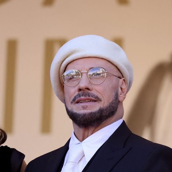 "Cela fait plus de 50 ans que je tourne des films, mais quand je regarde en arrière, je n'arrive pas à faire la différence entre tous ces événements. Alors je me suis dit : 'Cette fois, je suis réalisateur'."

John Travolta - Montée des marches du film " Karma " lors du 79ème Festival International du Film de Cannes, le 15 mai 2026. © Jacovides-Moreau / Bestimage
