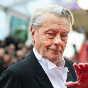 Mais, près d'un an après sa disparition, une cérémonie en hommage au monstre sacré du septième art se prépare, dans le plus grand des secrets.

Exclusif - Alain Delon - Arrivée des people à la montée des marches du film "A Hidden Life" lors du 72ème Festival International du Film de Cannes, le 19 mai 2019. Agence / Bestimage