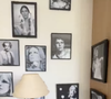 Dans cette pièce privée, les murs sont décorés de portraits de grandes femmes : des politiciennes, des chanteuses ou des actrices.

Capture Instagram de Carla Bruni