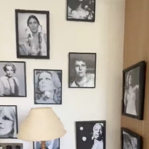 Dans cette pièce privée, les murs sont décorés de portraits de grandes femmes : des politiciennes, des chanteuses ou des actrices.

Capture Instagram de Carla Bruni
