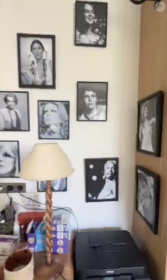 Dans cette pièce privée, les murs sont décorés de portraits de grandes femmes : des politiciennes, des chanteuses ou des actrices.

Capture Instagram de Carla Bruni