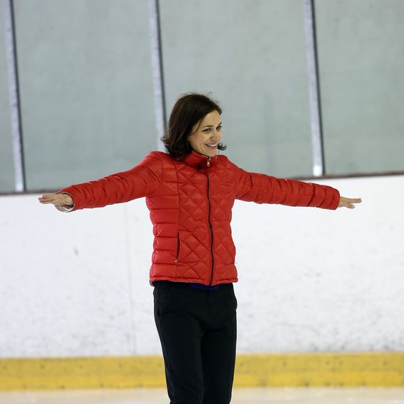 Et si Nathalie Péchalat tient tant à s'entraîner c'est qu'elle prépare un projet d'envergure baptisé Lap on Ice, prévu en Laponie finlandaise.

Nathalie Péchalat avec des enfants avant le spectacle avec l'équipe de France de patinage à Boulogne-Billancourt le 26 avril 2014.

© Bestimage
