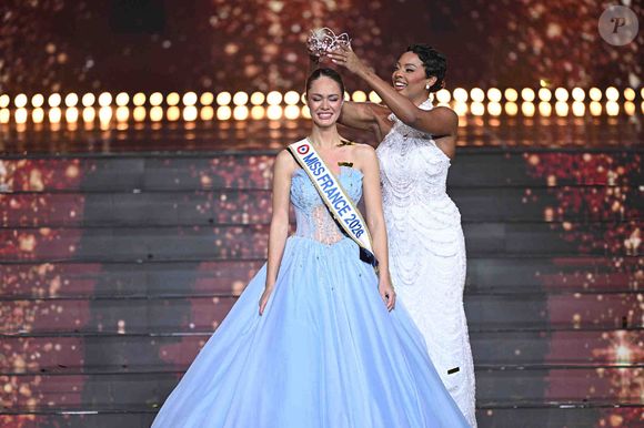 Ce samedi 6 décembre 2025, c’est Hinaupoko Deveze, Miss Tahiti, qui a eu le bonheur de terminer avec la couronne sur la tête et d’être sacrée Miss France 2026.

Election de Miss France 2026 sur TF1. David Niviere/SIPA via Bestimage