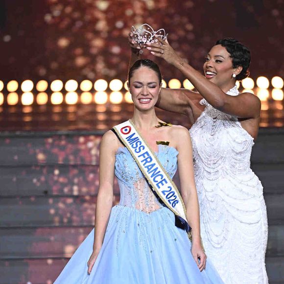Ce samedi 6 décembre 2025, c’est Hinaupoko Deveze, Miss Tahiti, qui a eu le bonheur de terminer avec la couronne sur la tête et d’être sacrée Miss France 2026.

Election de Miss France 2026 sur TF1. David Niviere/SIPA via Bestimage