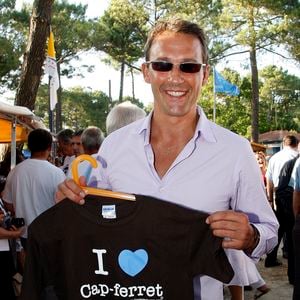 Très fier de sa progéniture, Julien Courbet est également un papa ravi de voir sa fille Lola construire sa vie à Bordeaux, non loin du Cap Ferret où il possède une maison...
Julien Courbet, présentateur de télévision et de radio, pose pour notre photographe pendant ses vacances au Cap Ferret, France, le 2 août 2008. Photo par Patrick Bernard/Abaca