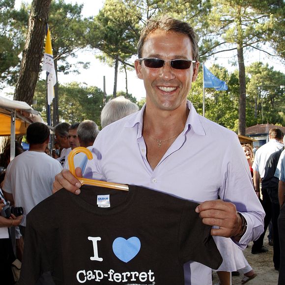 Très fier de sa progéniture, Julien Courbet est également un papa ravi de voir sa fille Lola construire sa vie à Bordeaux, non loin du Cap Ferret où il possède une maison...

Julien Courbet, présentateur de télévision et de radio, pose pour notre photographe pendant ses vacances au Cap Ferret, France, le 2 août 2008. Photo par Patrick Bernard/Abaca