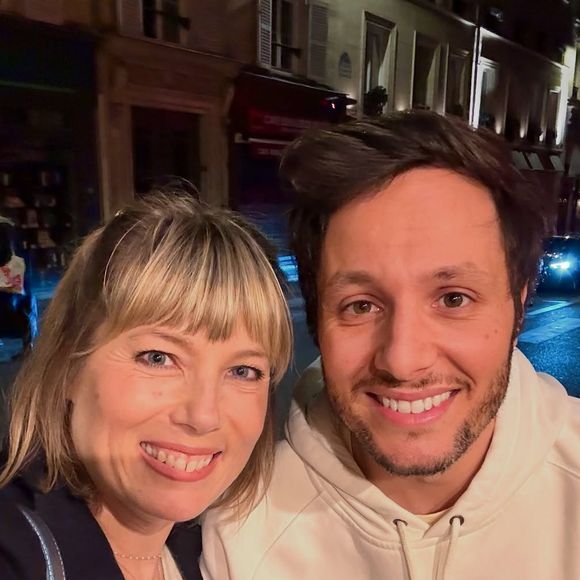 Mélanie Page a partagé une photo avec Vianney après la représentation et a précisé que Catherine Robert, la femme du chanteur, était présente

Mélanie Page pose avec Vianney après une réprésentation de sa pièce "Je m’appelle Georges… et vous ?", à Paris. Mars 2025.