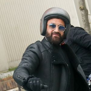 Exclusif - Cyril Hanouna arrive en moto dans les studios d'Europe 1 à Paris, France, le 5 mai 2025. © Christophe Clovis/Bestimage