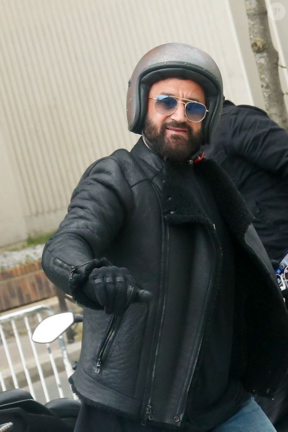 Exclusif - Cyril Hanouna arrive en moto dans les studios d'Europe 1 à Paris, France, le 5 mai 2025. © Christophe Clovis/Bestimage