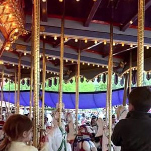 Le prince Harry révèle que Space Mountain est son attraction préférée dans les parcs d'attractions – grâce à la princesse Diana –, lors de son apparition avec son épouse Meghan Markle dans l'émission spéciale d'ABC célébrant le 70e anniversaire de Disneyland. Photo par Backgrid UK/ Bestimage