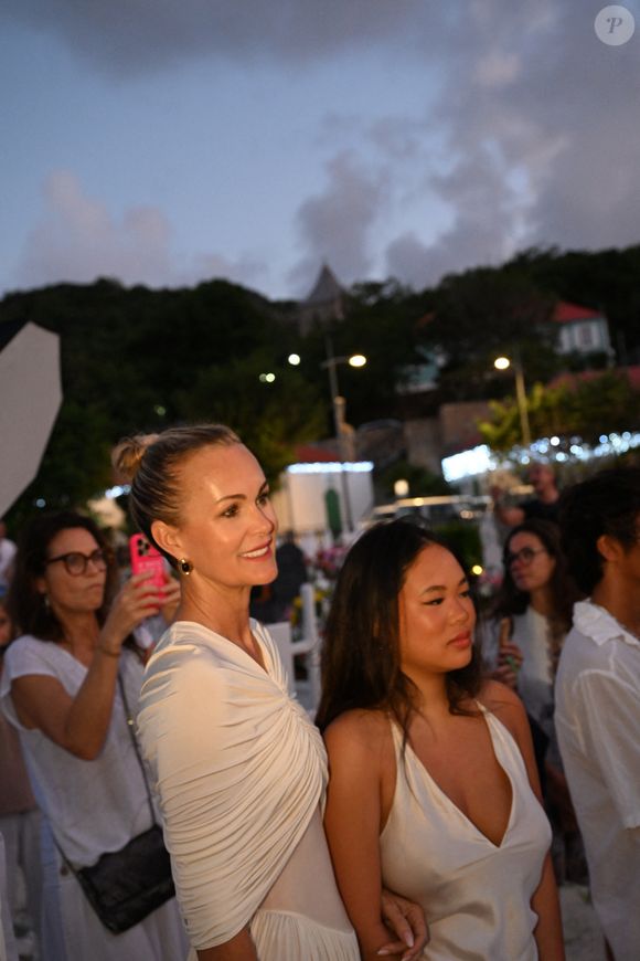 Exclusif -  Hommage de Laeticia Hallyday et de sa fille Joy pour le huitième anniversaire de la mort de Johnny Hallyday au cimetière de Lorient sur l'île de Saint-Barthélemy, Antilles françaises, France, le 5 décembre 2025. © Xavier Merchet-Thau/Bestimage