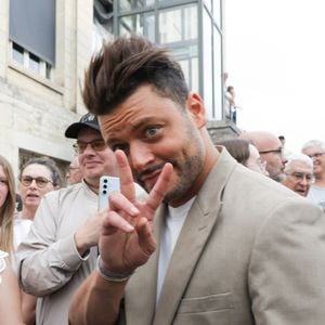 Si le réalisateur n'a pas dévoilé les raisons de ces tensions, il assure que Kev Adams y a vu “un formidable point de départ pour une comédie”
Kev Adams - Arrivées au cinéma CGR lors de la 18ème édition du Festival du Film Francophone de Angoulême (FFA) le 27 août 2025. © Coadic Guirec / Bestimage