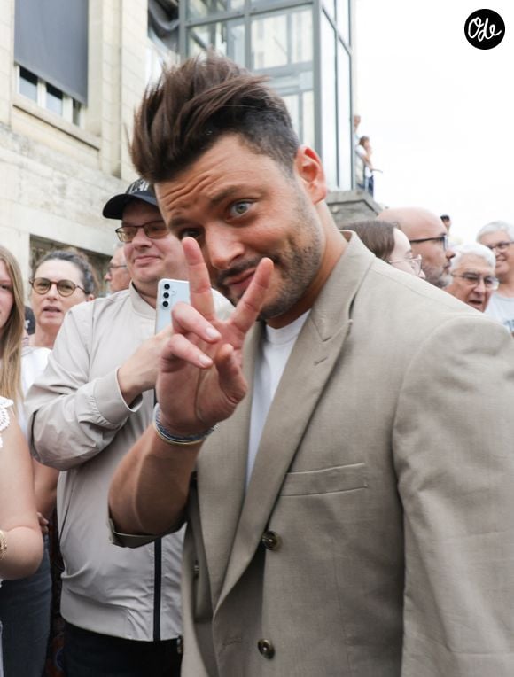 Si le réalisateur n'a pas dévoilé les raisons de ces tensions, il assure que Kev Adams y a vu “un formidable point de départ pour une comédie”

Kev Adams - Arrivées au cinéma CGR lors de la 18ème édition du Festival du Film Francophone de Angoulême (FFA) le 27 août 2025. © Coadic Guirec / Bestimage