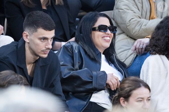 Melha Bedia dans les tribunes lors de la session du soir des Internationaux de France de Tennis de Roland Garros 2025, à Paris, France, le 4 juin 2025. © Jacovides-Moreau/Bestimage