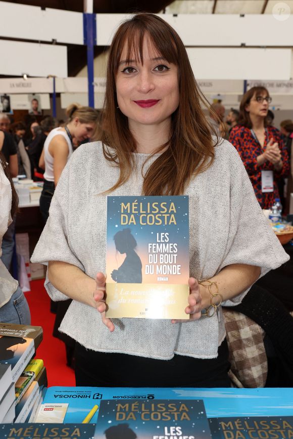 Sa maison, dotée d’une piscine, est décorée de manière simple et chaleureuse, loin de tout luxe ostentatoire.

Info - Mélissa Da Costa, toujours numéro un des écrivains en France en 2024 - Melissa Costa lors de la 41ème Foire du Livre de Brive dans La Halle Brassens, à Brive-la-Gaillarde, France, le 11 novembre 2023. © Jean-Marc-Lhomer/Bestimage
