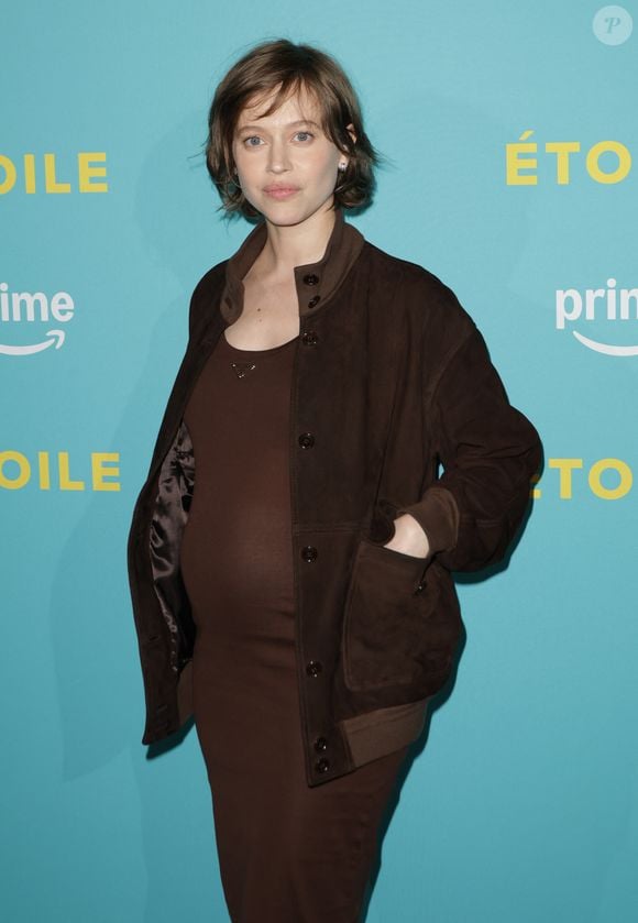 Lou de Laâge (enceinte) à la première de la série "Etoile" de Prime Video à la Galerie Bourbon à Paris le 23 avril 2025.

© Coadic Guirec / Bestimage