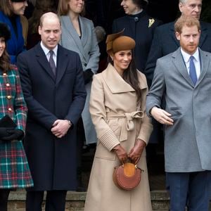 Le prince William, Catherine Kate Middleton la duchesse de Cambridge enceinte, Meghan Markle et son fiancé le prince Harry - La famille royale d'Angleterre arrive à la messe de Noël à l'église Sainte-Marie-Madeleine à Sandringham, le 25 décembre 2017. (Agence / Bestimage).