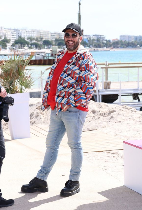 Laurent Ournac lors du photocall de ''Camping paradis'  sur la plage du Majestic lors de la 7eme saison de 'CanneSeries' à Cannes le 6 Avril 2024 

Denis Guignebourg/BestImage